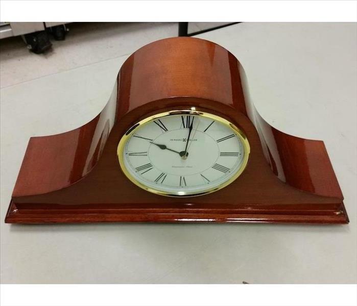 Mantle clock with shiny wood housing